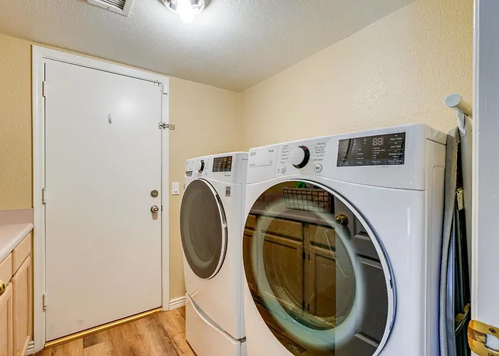 Heated/cooled Pool: Spacious Near Golf!