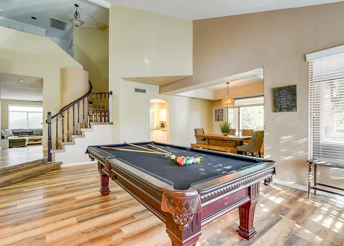 Heated/cooled Pool: Spacious Near Golf!