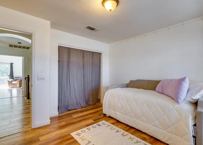 Heated/cooled Pool: Spacious Near Golf!